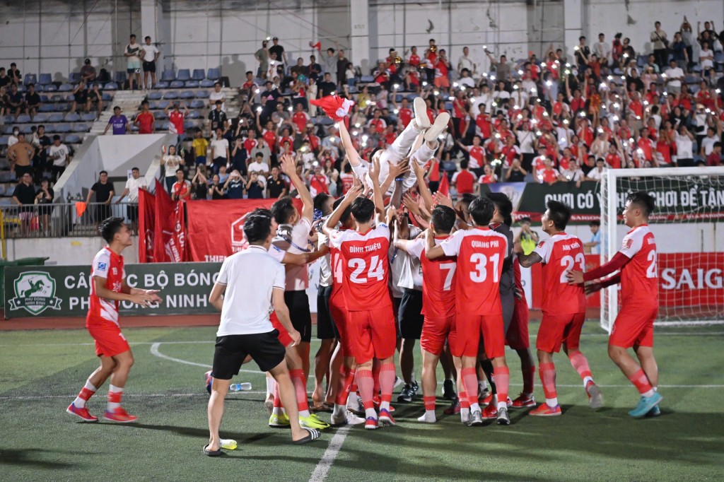 Thiên Khôi ăn mừng chức vô địch Thiên Khôi ăn mừng chức vô địch