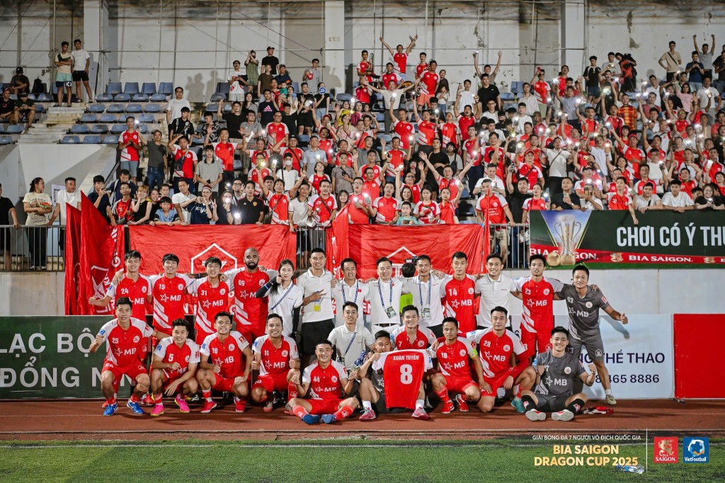 Cổ động viên Thiên Khôi FC ăn. mừng chức vô địch Cổ động viên Thiên Khôi FC ăn. mừng chức vô địch