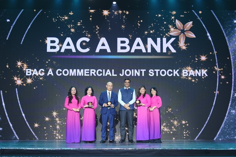 Ngoài giải thưởng chính, BAC A BANK lần thứ hai liên tiếp nhận trọn bộ 3 giải thưởng đặc biệt của HRAA. Ngoài giải thưởng chính, BAC A BANK lần thứ hai liên tiếp nhận trọn bộ 3 giải thưởng đặc biệt của HRAA.