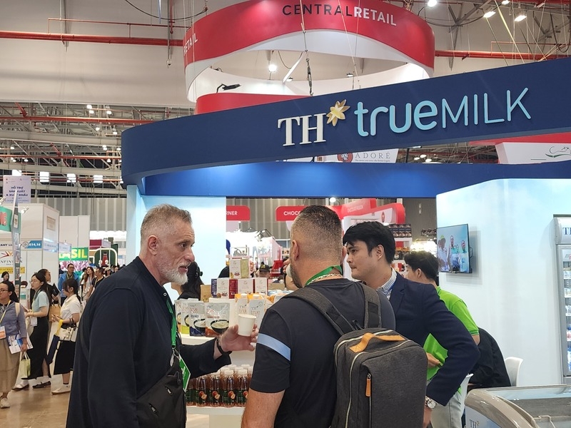 Nhà mua dùng thử sản phẩm TH true OAT thuần chay không bổ sung đường tinh luyện của Tập đoàn TH