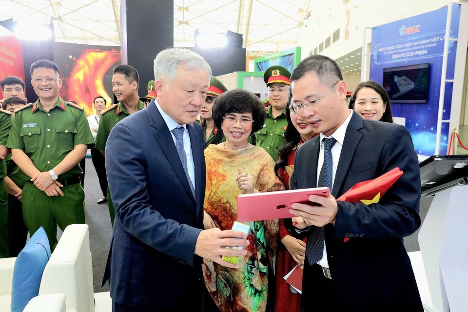 Phó Thủ tướng Thường trực Chính phủ Nguyễn Hòa Bình trải nghiệm công nghệ truy xuất nguồn gốc sản phẩm sữa tươi TH true MILK.