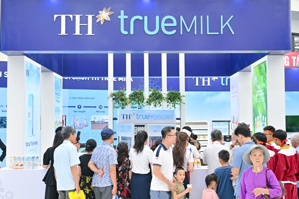 Khách tham quan triển lãm hào hứng trải nghiệm truy xuất nguồn gốc từng sản phẩm TH true MILK.