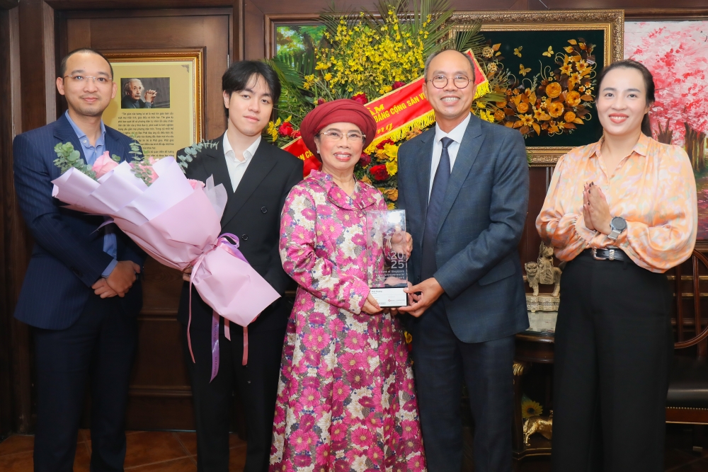  Ông Trần Đình Cường - Chủ tịch EY Việt Nam, trao biểu trưng giải thưởng ASEAN Entrepreneurial Excellence Award 2025 cho bà Thái Hương