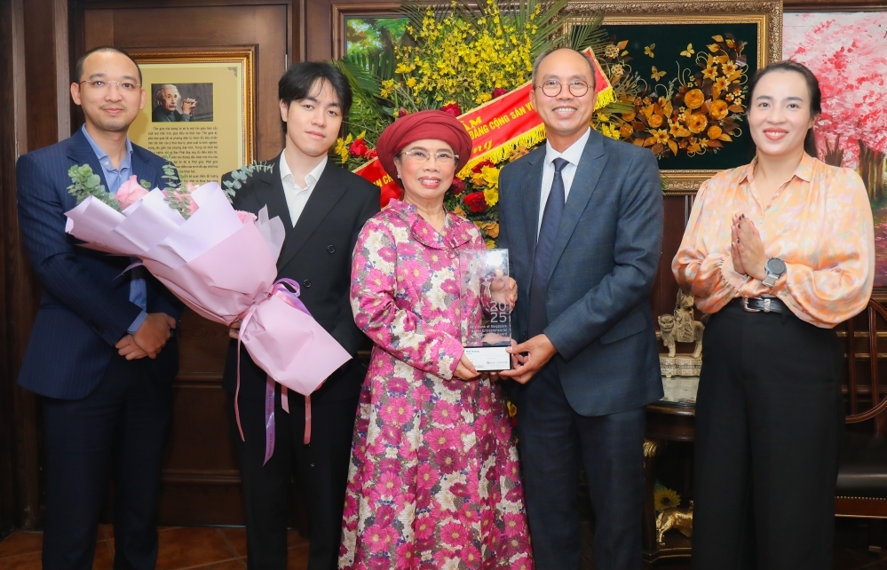 Anh hùng Lao động Thái Hương được vinh danh Doanh nhân Xuất sắc ASEAN tại Singapore