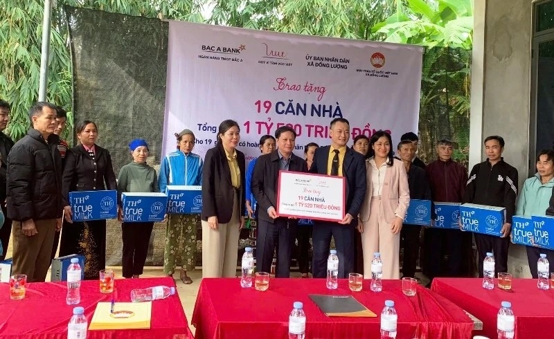 Đại diện lãnh đạo Ngân hàng TMCP Bắc Á – Chi nhánh Thanh Hóa và Quỹ Vì tầm vóc Việt, trao biển tượng trưng tặng nhà cho 19 hộ gia đình có hoàn cảnh khó khăn tại xã Đồng Lương.