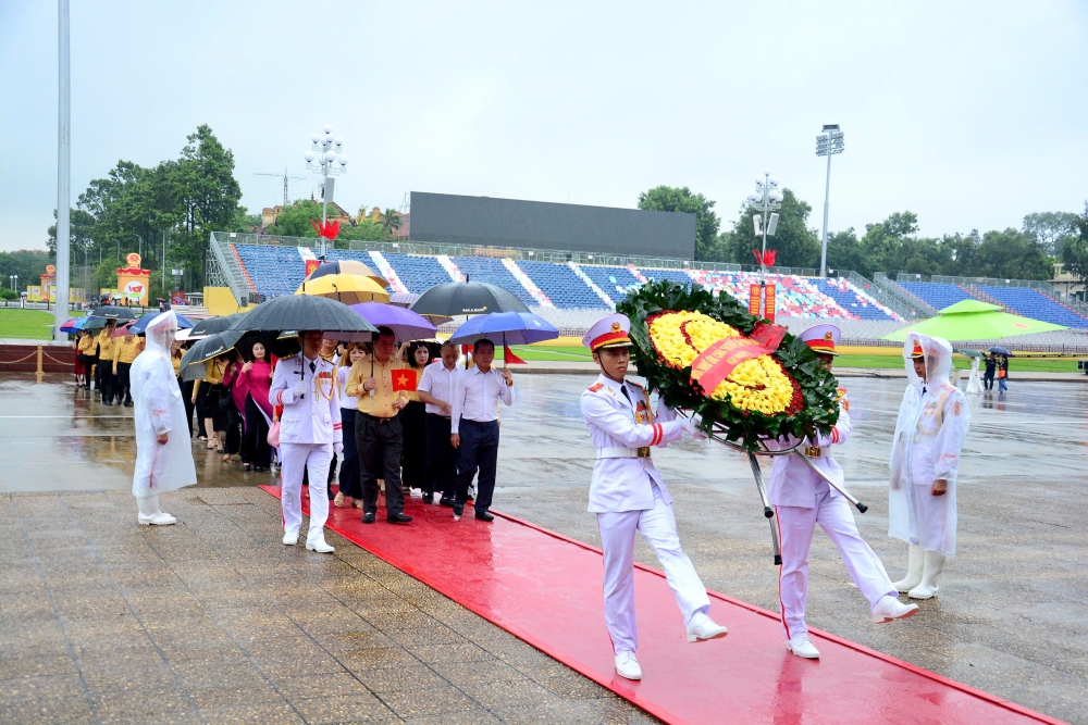 Người Bắc Á viếng Lăng, báo công dâng Bác nhân kỷ niệm 80 năm Quốc khánh 2/9