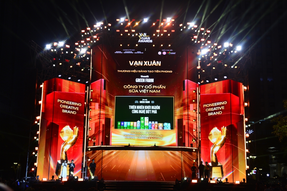 Bà Mai Kiều Liên được vinh danh Lãnh đạo truyền cảm hứng sáng tạo tại Vạn Xuân Awards 2025