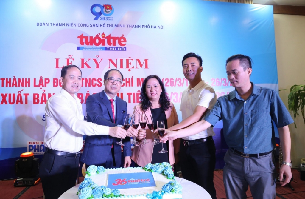 Các đồng chí lãnh đạo thành phố Hà Nội chúc mừng sinh nhật Báo Tuổi trẻ Thủ đô lần thứ 36