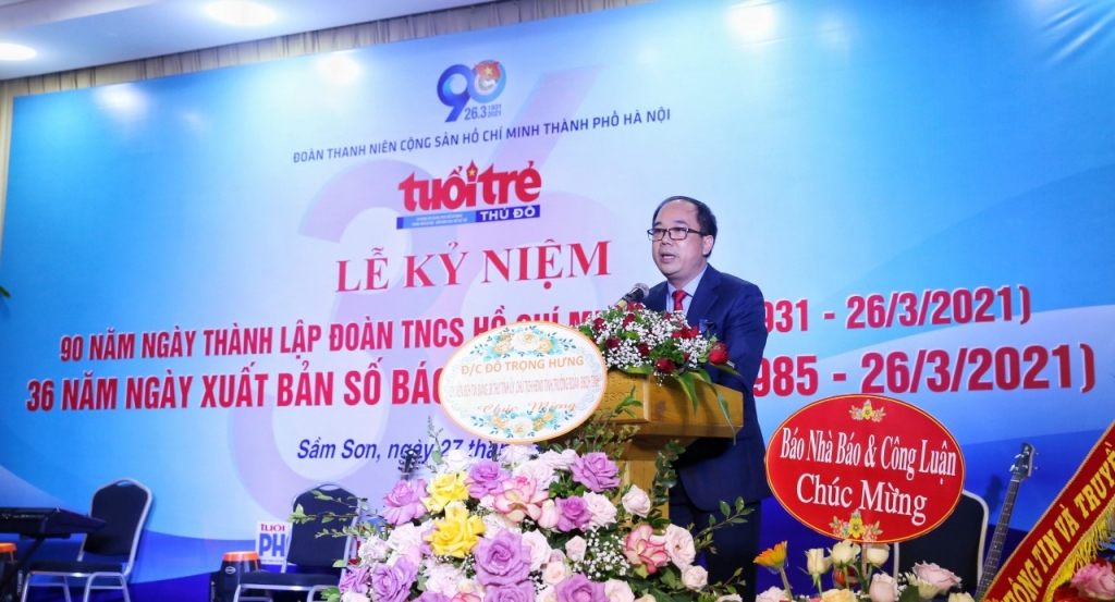 Tổng biên tập Báo Tuổi trẻ Thủ đô Nguyễn Mạnh Hưng phát biểu tại buổi lễ