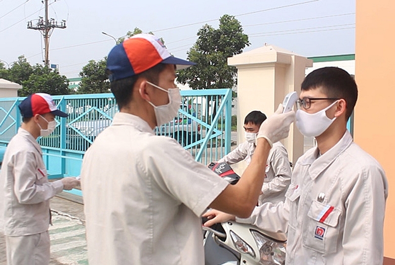 Các doanh nghiệp trên địa bàn Thành phố thường xuyên tổ chức đo nhiệt độ, rửa tay sát khuẩn và khai báo y tế cho công nhân.