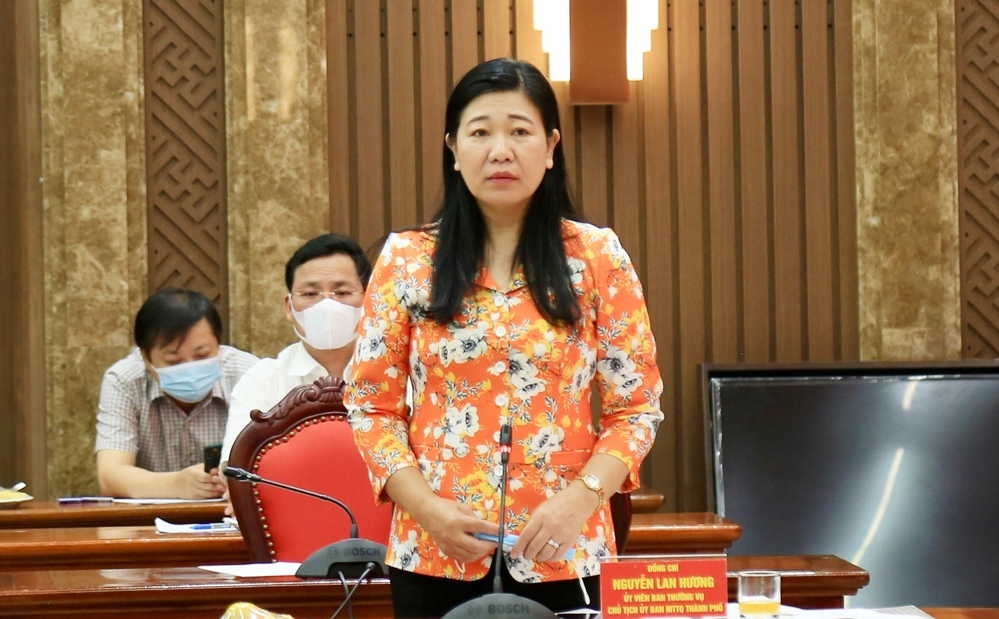 Chủ tịch Ủy ban Mặt trận tổ quốc Việt Nam thành phố Hà Nội Nguyễn Lan Hương phát biểu tại hội nghị