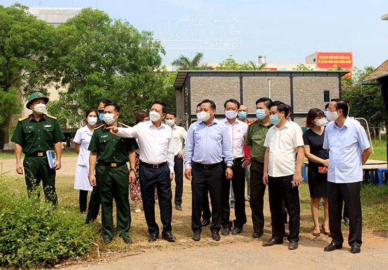 Phó Bí thư Thành ủy Nguyễn Văn Phong và Đoàn kiểm tra đi kiểm tra công tác phòng, chống dịch tại Trường Cao đẳng Nghề công nghệ cao Hà Nội.