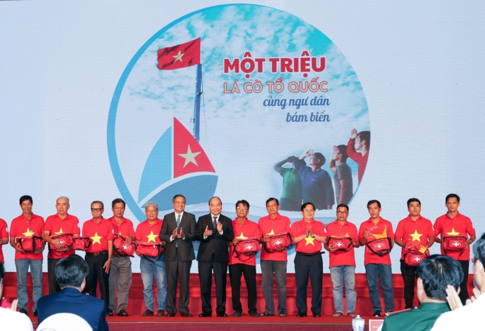 Ngày 29/7/2019, đồng chí Nguyễn Xuân Phúc, trên cương vị Thủ tướng Chính phủ trực tiếp trao tặng cờ cho ngư dân tỉnh Kiên Giang - ảnh : Quang Liêm.