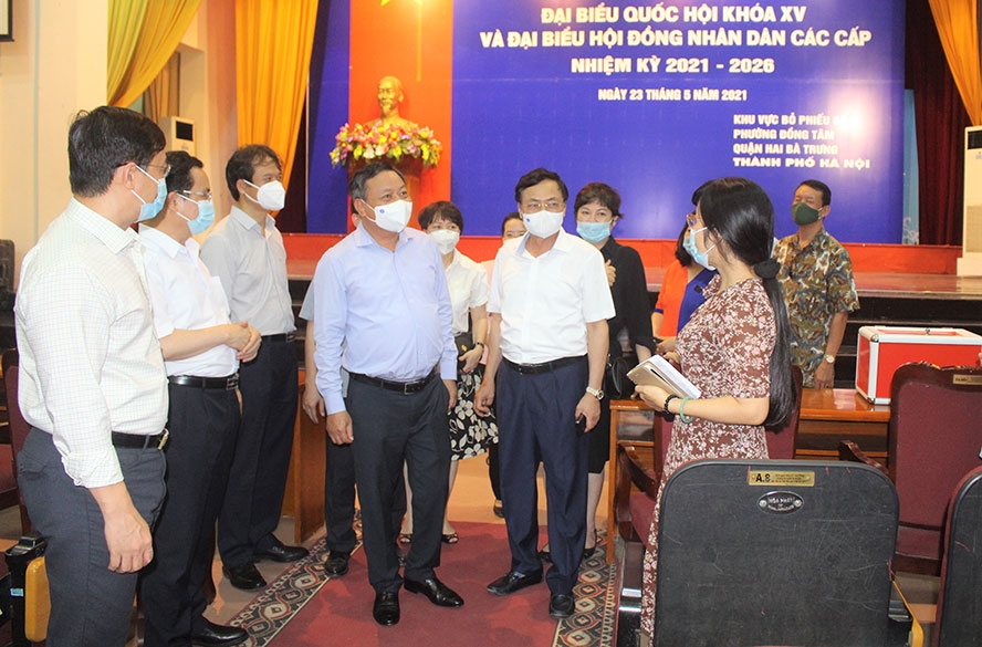 Phó Bí thư Thành ủy Nguyễn Văn Phong kiểm tra công tác bầu cử tại khu vực bỏ phiếu số 3 phường Đồng Tâm, quận Hai Bà Trưng