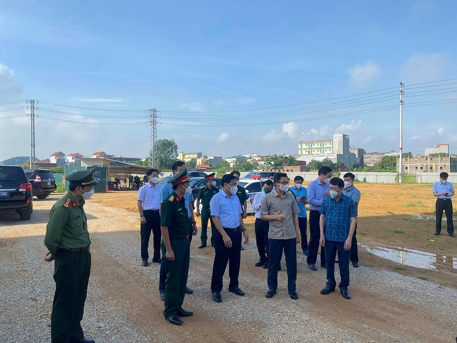 Phó Thủ tướng Vũ Đức Đam kiểm tra công tác chống dịch tại Bắc Giang vào sáng 26/5.