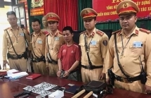 Hà Nội: Phát hiện súng ngắn, ma túy trên xe ô tô bán tải