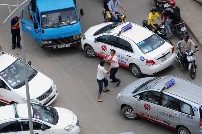 Lái xe taxi đánh "hội đồng" đối phương sau va chạm giao thông