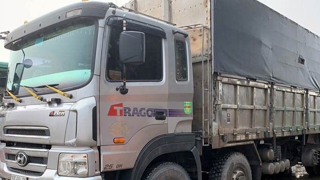 Quảng Ninh: Bắt 8 xe tải chở hàng trăm tấn than lậu