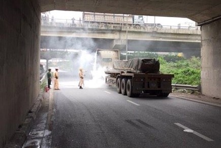 CSGT dập lửa, cứu container bốc cháy trên đường vành đai 3