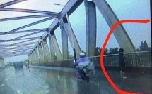 Nữ sinh tự tử vì bị cưỡng hiếp: Nhắn hàng trăm tin giải thích nhưng bạn trai không tin