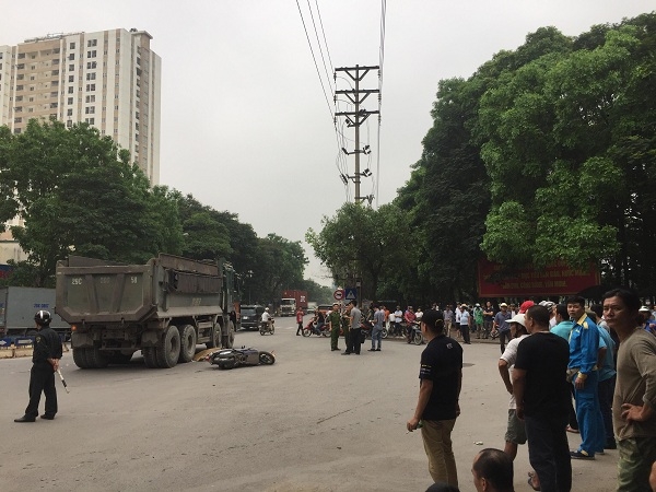 Hà Nội: Xe máy va chạm với xe tải, cô gái tử vong tại chỗ