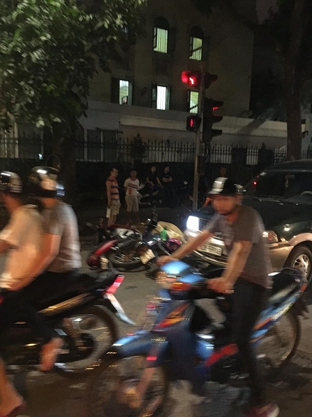 Hà Nội: Ô tô húc văng hàng loạt xe máy đang dừng đèn đỏ ha noi o to huc vang loat xe may dang dung den do