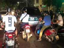 Hà Nội: Ô tô húc văng hàng loạt xe máy đang dừng đèn đỏ