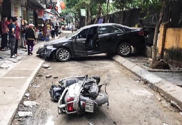 Hà Nội: Nữ tài xế lùi xe ô tô, cán chết người
