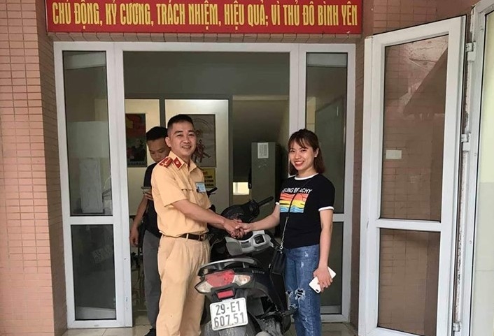 CSGT Hà Nội trao lại chiếc xe máy sau 2 năm bị đánh cắp 