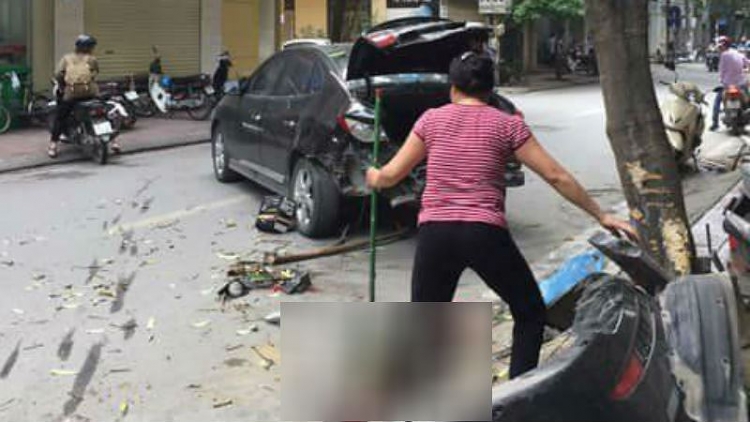 Hà Nội: Ô tô tông liên hoàn, 2 mẹ con bị thương