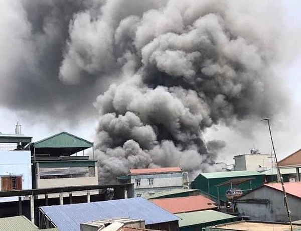 ha noi hang loat nha xuong bi thieu rui trong dam chay tai thach that