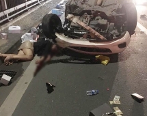 Hà Nội: Mazda 2 tông vào xe bồn, cô gái bất tỉnh trên cầu Nhật Tân