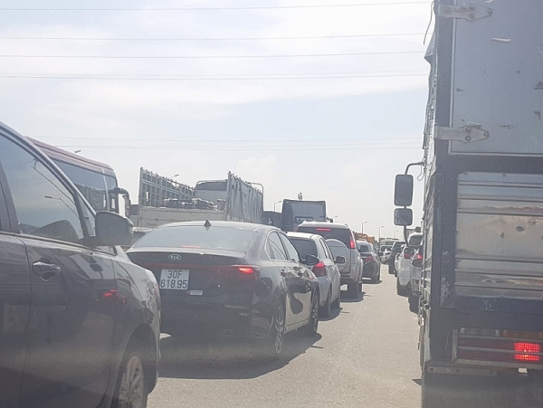 ha noi tngt tren cau thanh tri tai xe va phu xe chet ket trong cabin