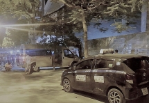 Hà Nội: Xe 16 chỗ va chạm taxi rồi tông sập cổng nhà, 2 cháu bé nhập viện