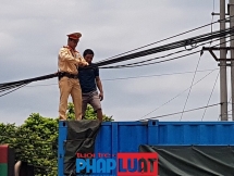 CSGT Hà Nội huy động tài xế container xử lý dây điện rơi xuống đường