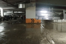Vừa hoạt động, tầng hầm trong Khu đô thị Thanh Hà đã lênh láng nước thải