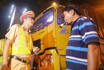 Cảnh sát giao thông tổng kiểm tra xe khách, container và mô tô