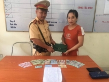 Hốt hoảng tìm ví, người phụ nữ được CSGT Hà Nội giúp đỡ