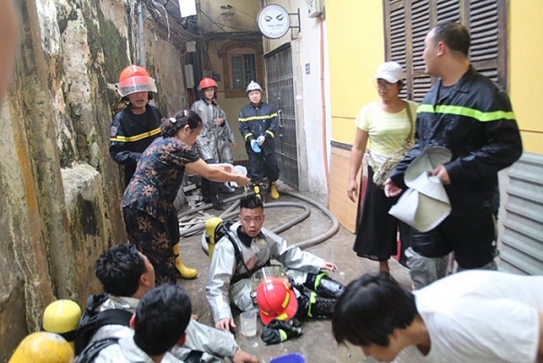 ha noi cat khoa dap lua trong can nha tai phuong quoc tu giam