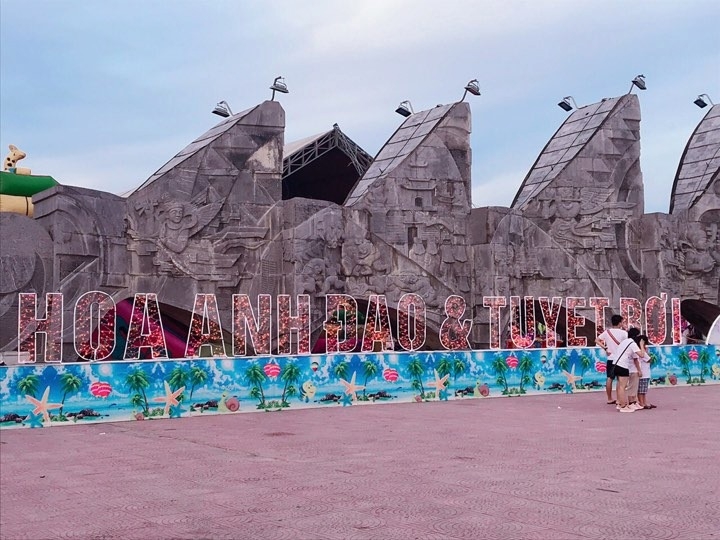 Thích thú ngắm “Tuyết rơi trong sắc hoa Anh Đào” ở Nghệ An