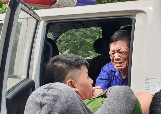 Trùm bảo kê chợ Long Biên nước mắt chảy tràn khi gặp người thân