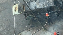 Hà Nội: Ô tô 16 chỗ bất ngờ bốc cháy ngùn ngụt trên đường Lạc Long Quân