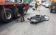 Hà Nội: Container tông xe máy, người phụ nữ nhập viện cấp cứu