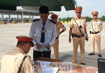 Ngày đầu ra quân kiểm tra phương tiện giao thông tại Hà Nội