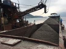 Đề xuất tịch thu 5 phương tiện hút trộm cát trên sông Đà