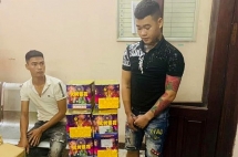 CSGT Hà Nội phát hiện xe taxi chở lượng lớn pháo lậu