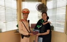 nguoi phu nu xuc dong nhan lai chiec vi danh roi tu csgt ha noi