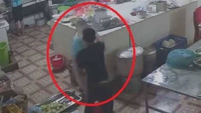 Đã bắt được kẻ chủ mưu và đối tượng trực tiếp hắt a xít nữ nhân viên ở Hòa Bình