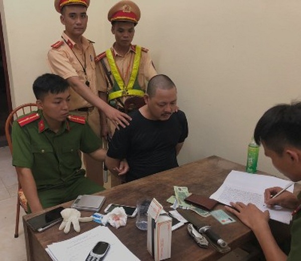 chuyen taxi muon cua nguoi dan ong va co gai tre