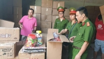 Hà Nội: Bắt giữ 50 tấn bánh kẹo, đồ chơi nhập lậu